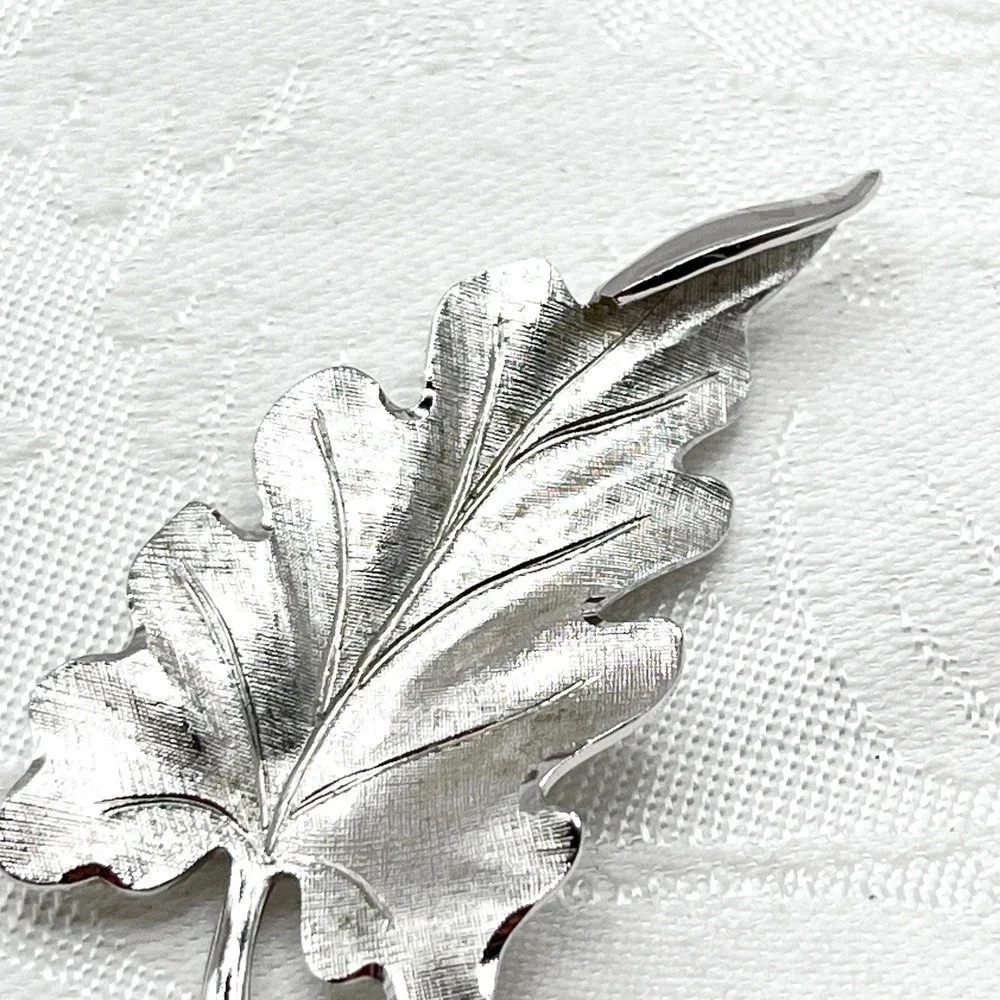 Vintage Retro MONET Silver Tone Leaf Brooch Pin